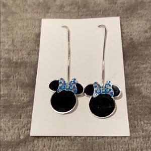 Silver Minnie Mouse is earrings